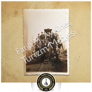 Tren önünde çekilen bir hatıra fotoğrafı